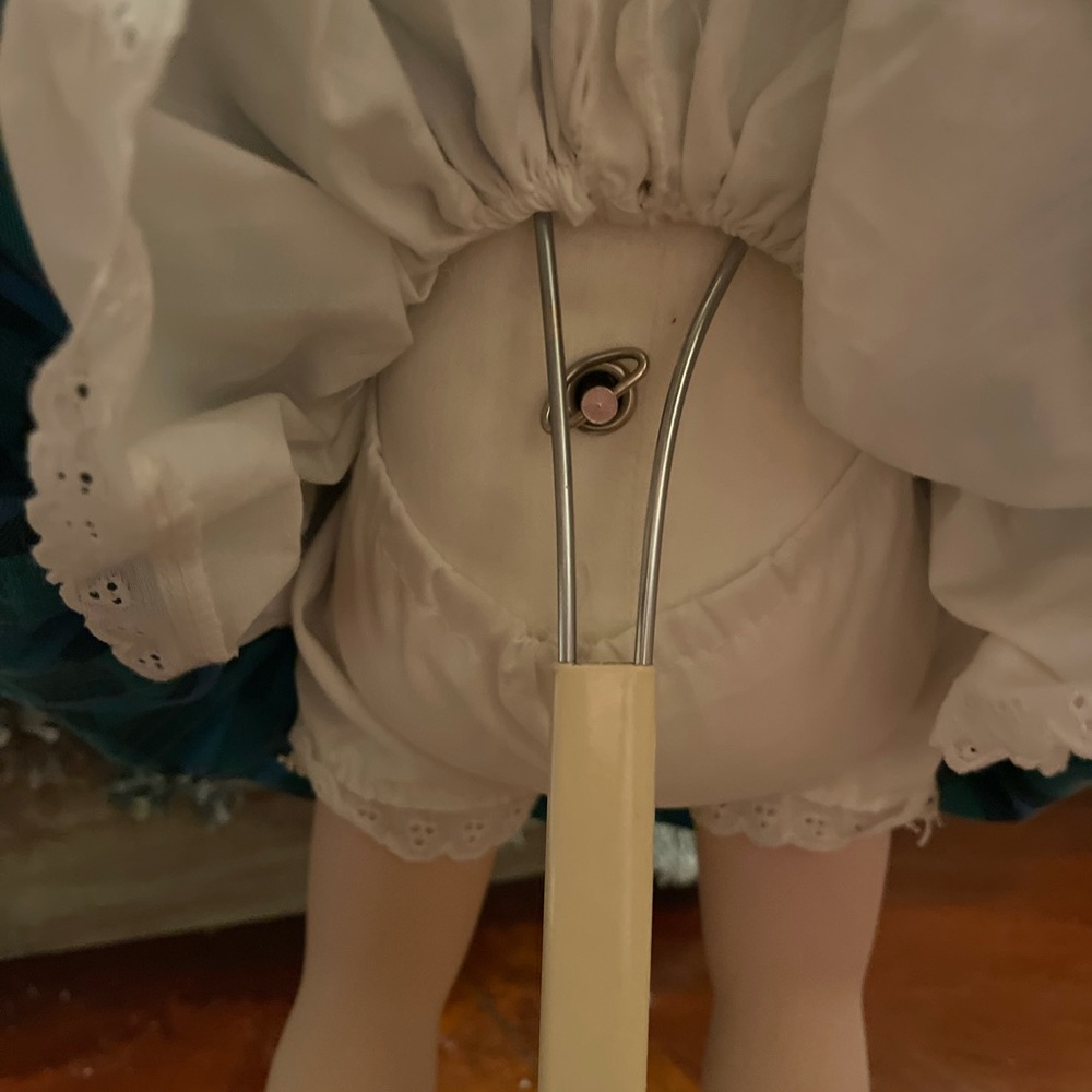 Vintage music doll 1989 Victoria Ashlea Originals designed by Bette Ball - Picture 13 of 15